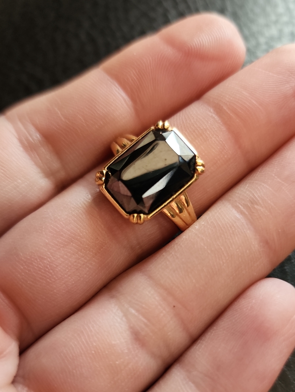 VTG Avon Gold Tone Ring with Large Black Rectangular Stone- Size 7.5 - Picture 3 of 9